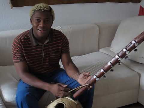 Backstage: Petit Solo Diabaté sings "Africa 